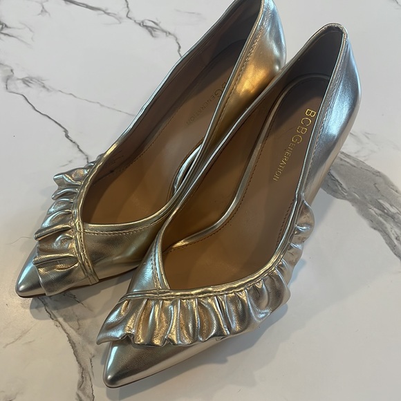 BCBG Gold, Ruffle Heels, pumps,Size 7, 3 inch heel,slip on, pointy toe - Picture 13 of 14